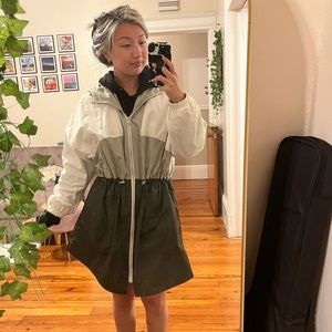 (SIZE S) Levi’s Women's Oversized Color Block Rain Jacket / LIKE NEW